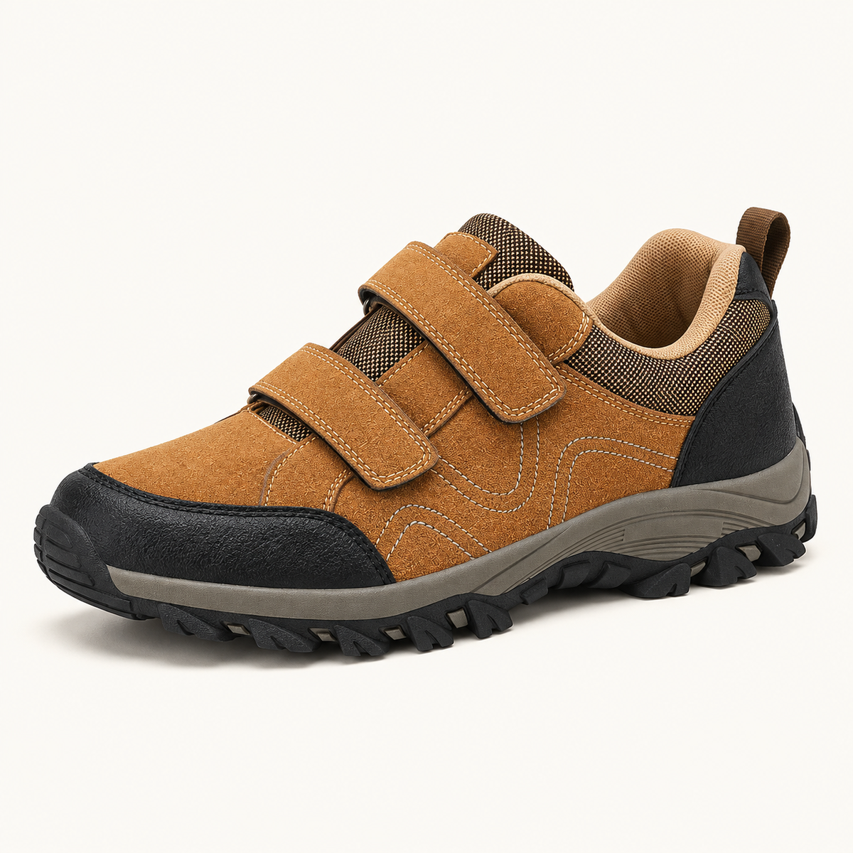 Chaussure de randonnée avec deux scratchs kaki sur fond blanc chaud
