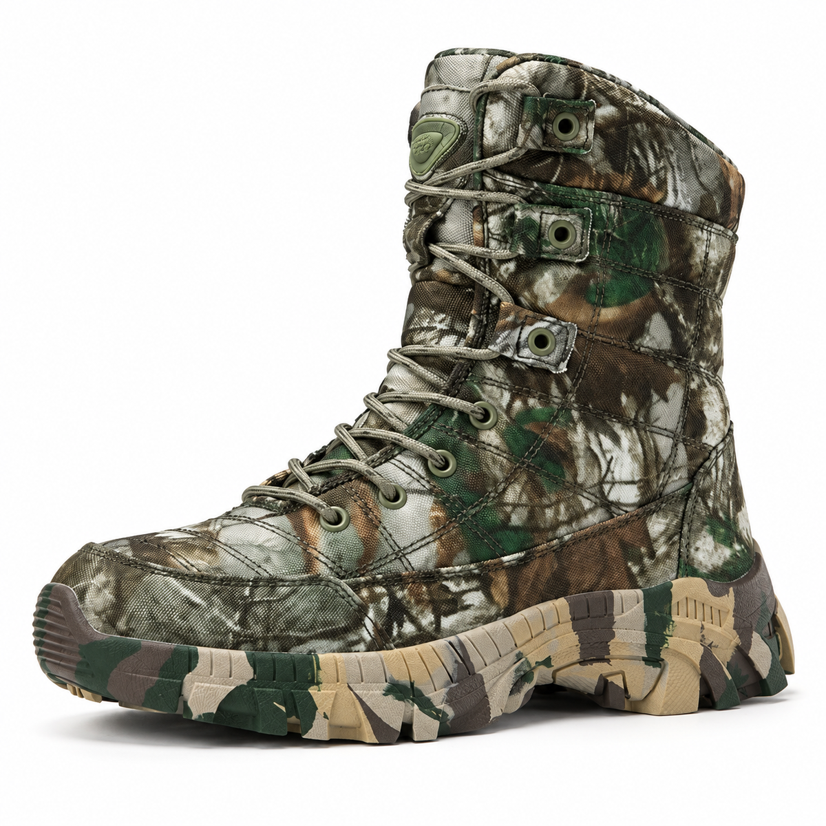 Chaussure randonnée camouflage verte – vue trois-quarts sur fond blanc
