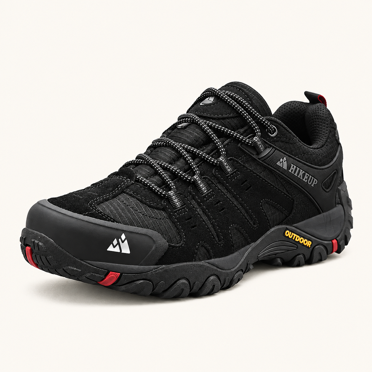 Chaussure randonnée femme noire avec accents rouges – vue trois-quarts sur fond blanc