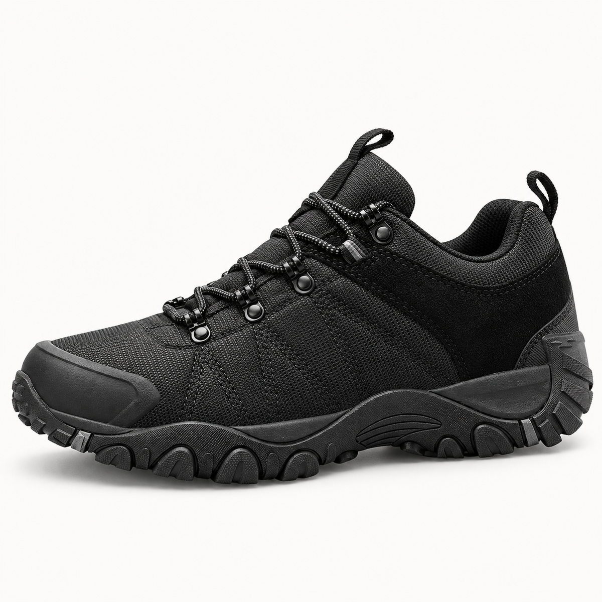 Chaussure randonnée homme noire en vue trois-quarts sur fond blanc chaud