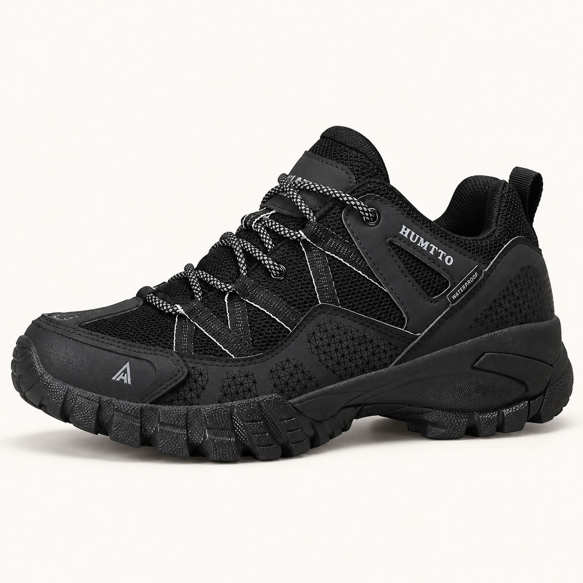 Chaussure randonnée noire basse en vue trois-quarts sur fond blanc chaud