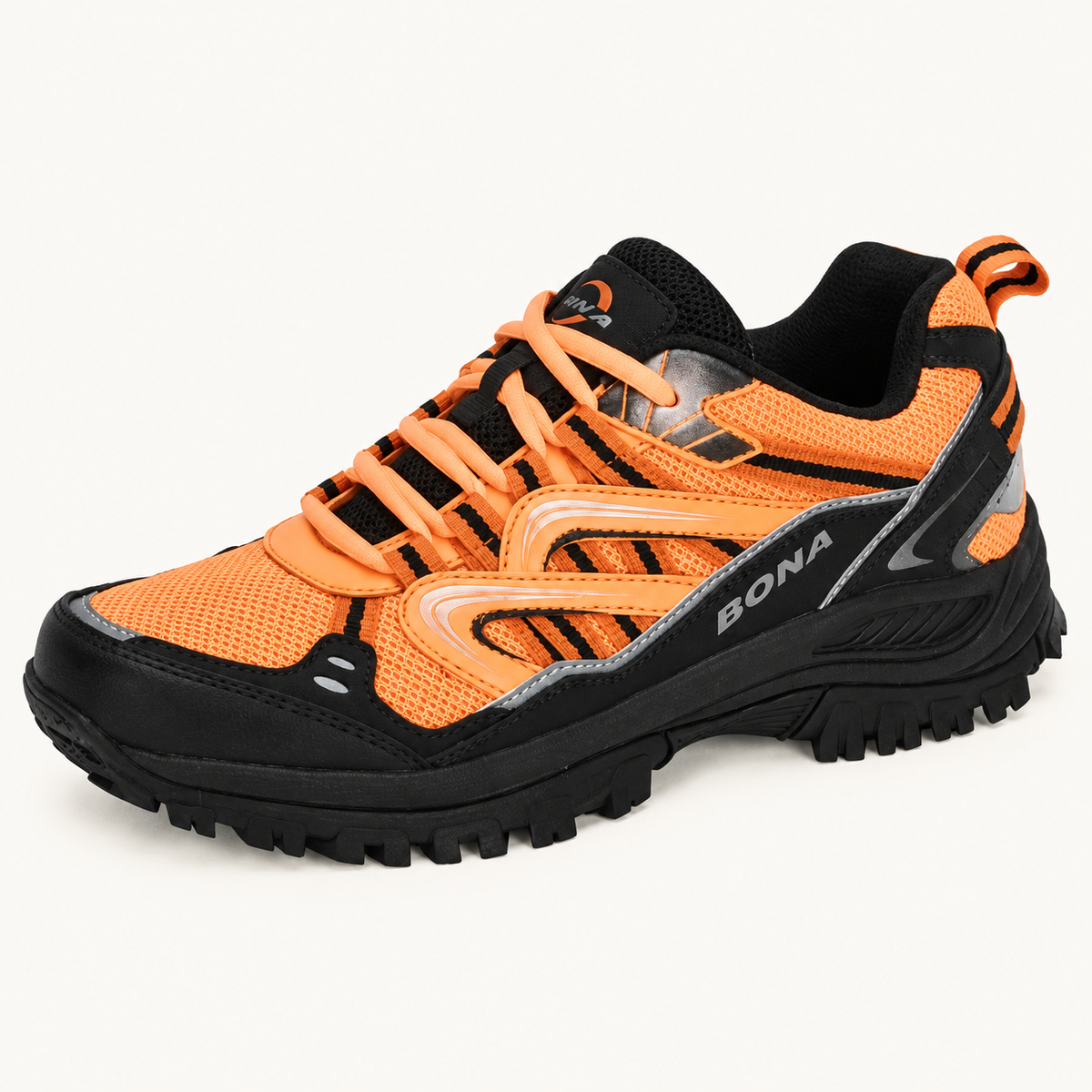 Chaussure randonnée orange – vue trois-quarts sur fond blanc chaud