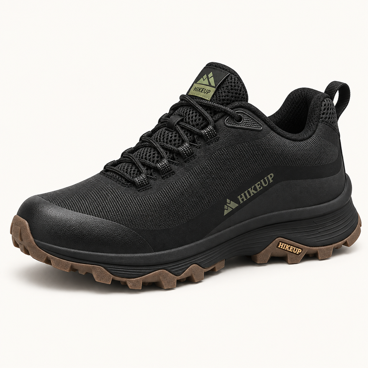 Chaussure randonnée pied plat Noire en vue trois-quarts sur fond blanc chaud