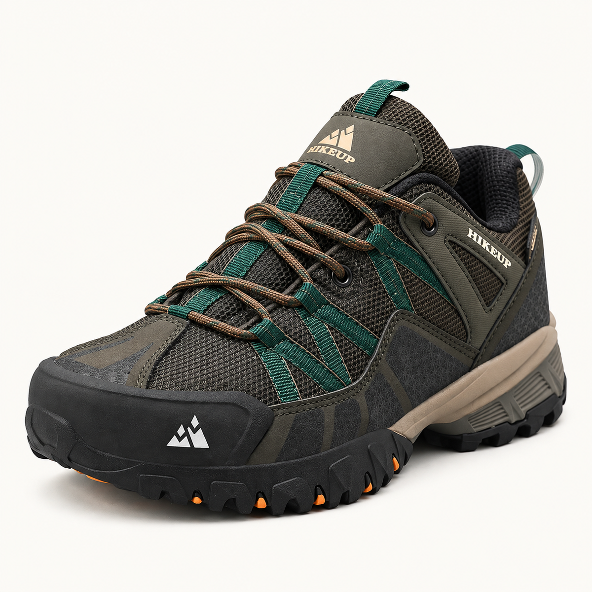 Chaussure randonnée toute saison vert olive – vue trois-quarts sur fond blanc chaud