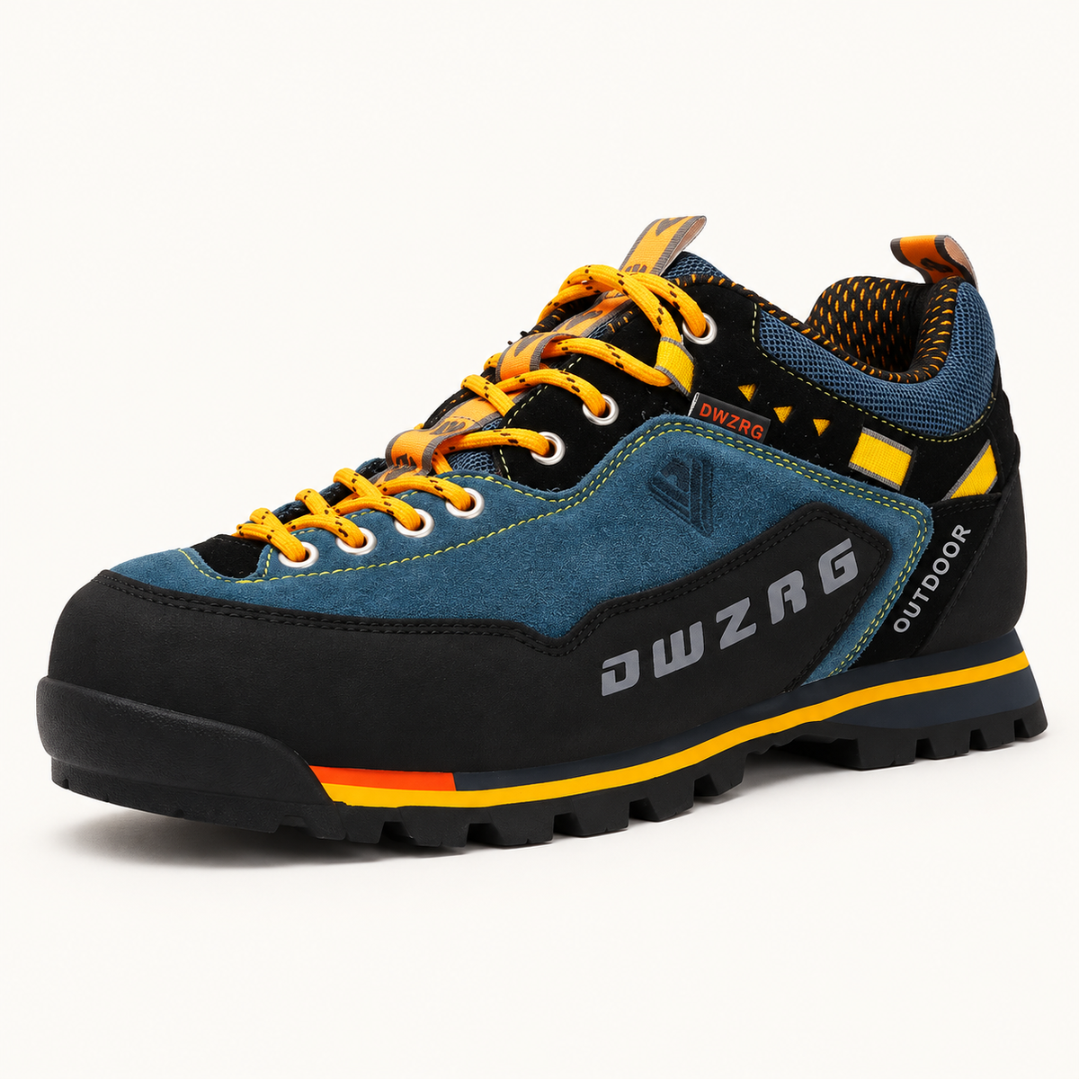 Chaussures randonnée jaune vue trois-quarts sur fond blanc chaud