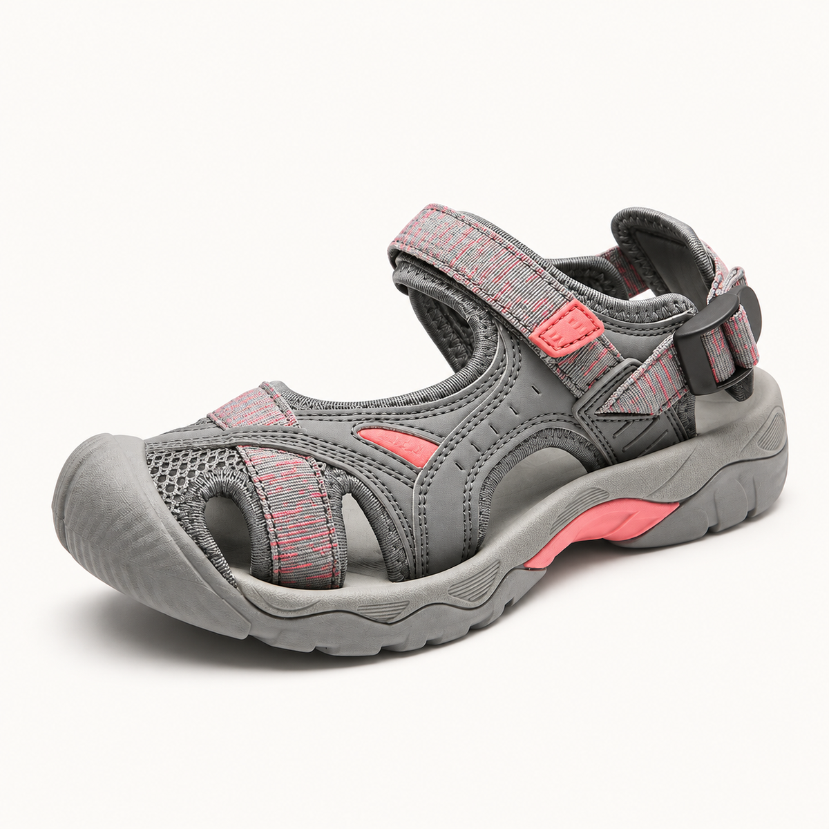 Sandale femme confortable pour marcher grise et corail – vue trois-quarts sur fond blanc chaud