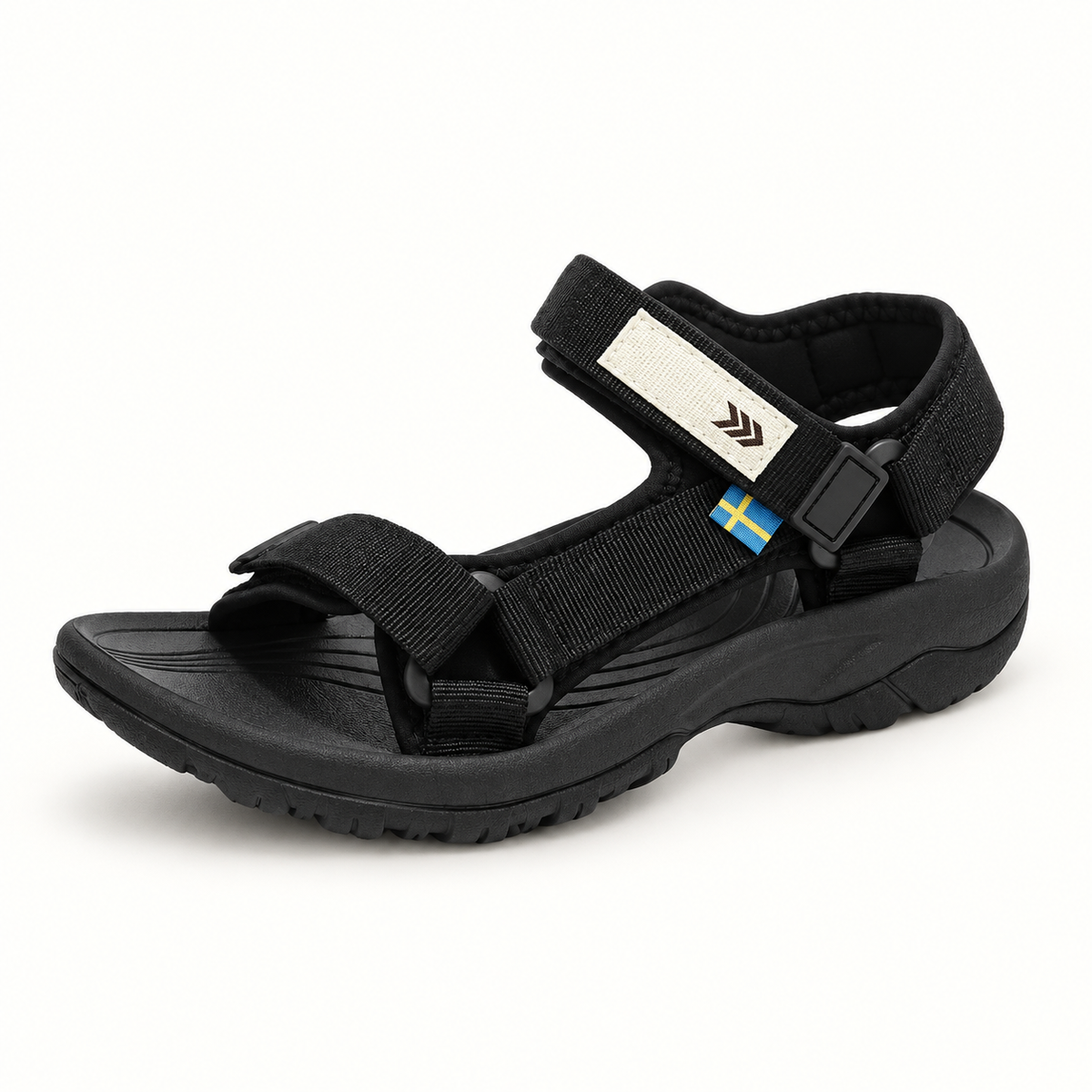 Sandales randonnée femme noires – vue trois-quarts sur fond blanc chaud