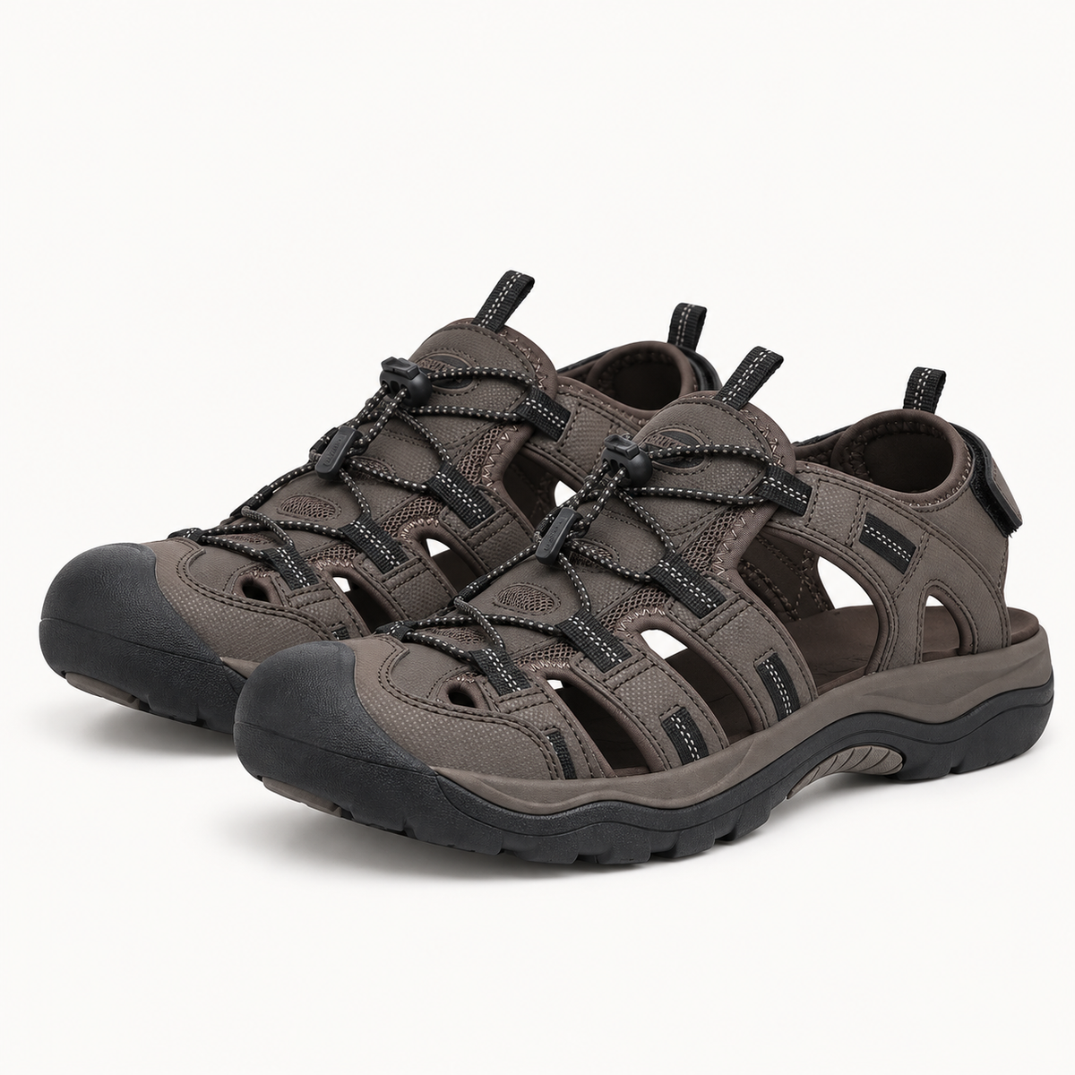 Paire de sandales randonnée homme taupe et noires à bout fermé sur fond blanc chaud