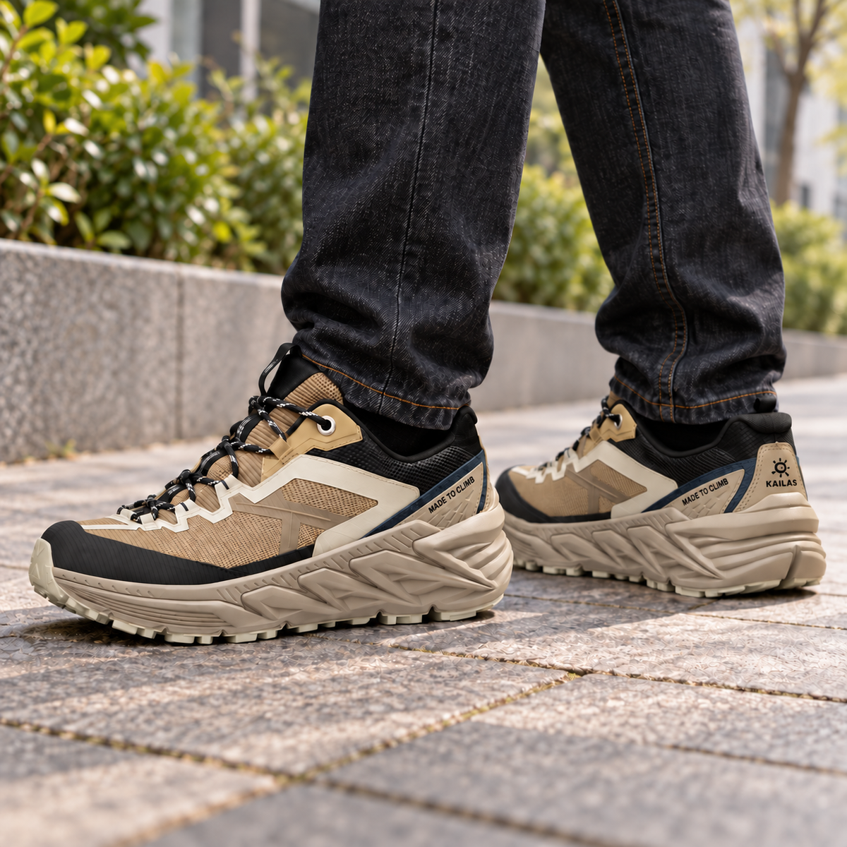 02 chaussure randonnee ville homme portee allee