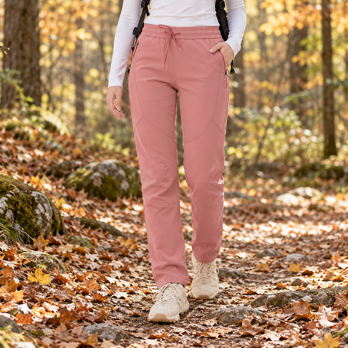 Pantalon randonnée automne femme rose poudré porté sur sentier