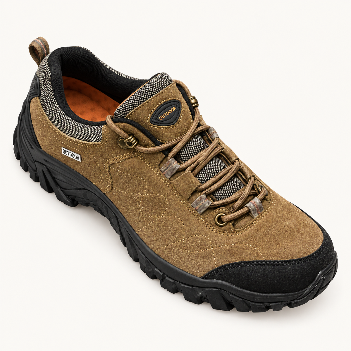 Chaussure basse randonnée marron vue de dessus avec lacets, œillets et pare-pierres