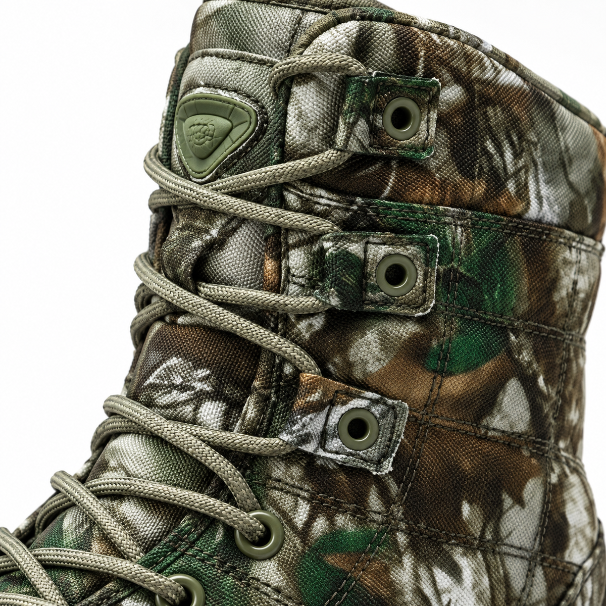 Chaussure randonnée camouflage verte – détail du laçage et de la tige