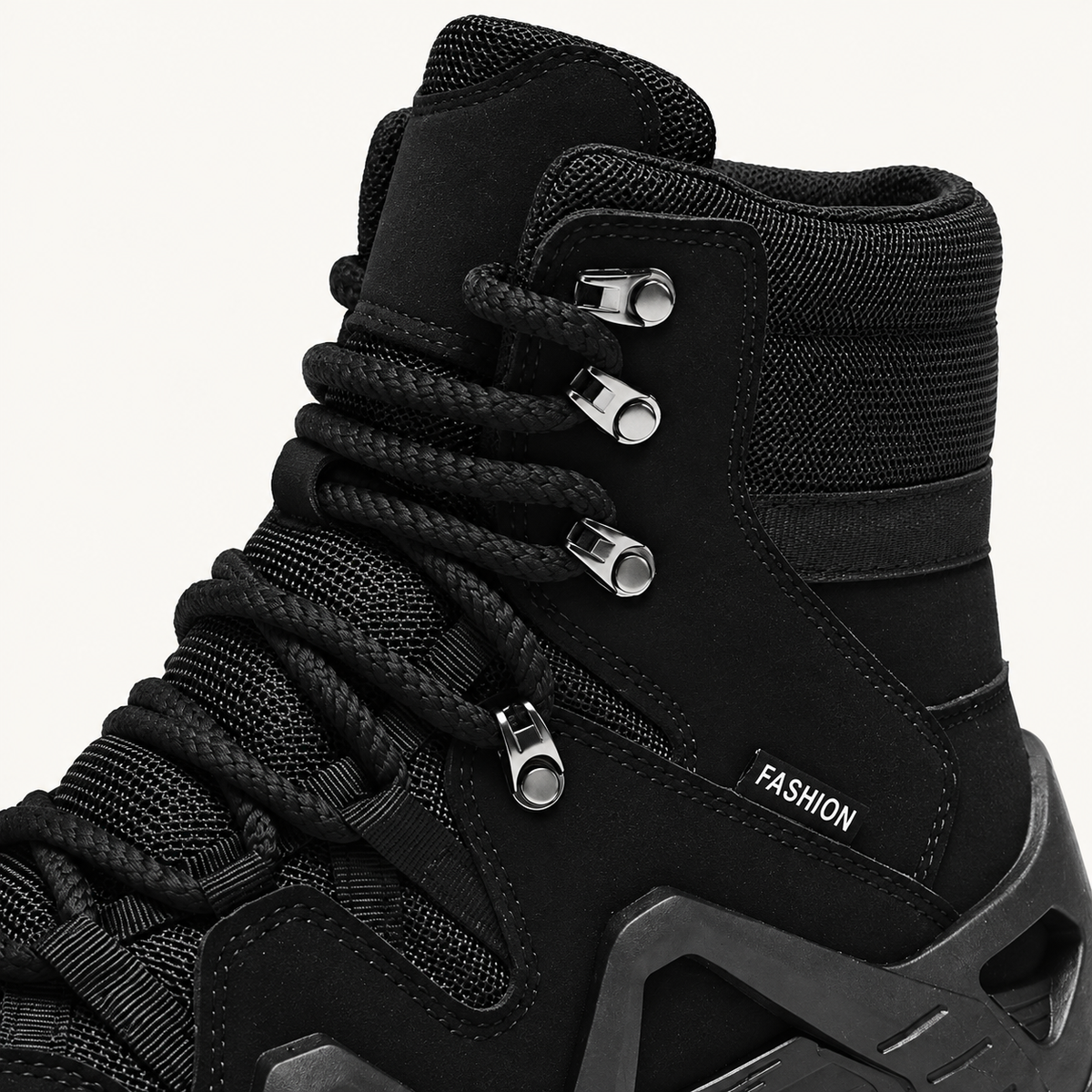 Chaussure randonnée montante noire – détail du col, des lacets et des crochets métalliques
