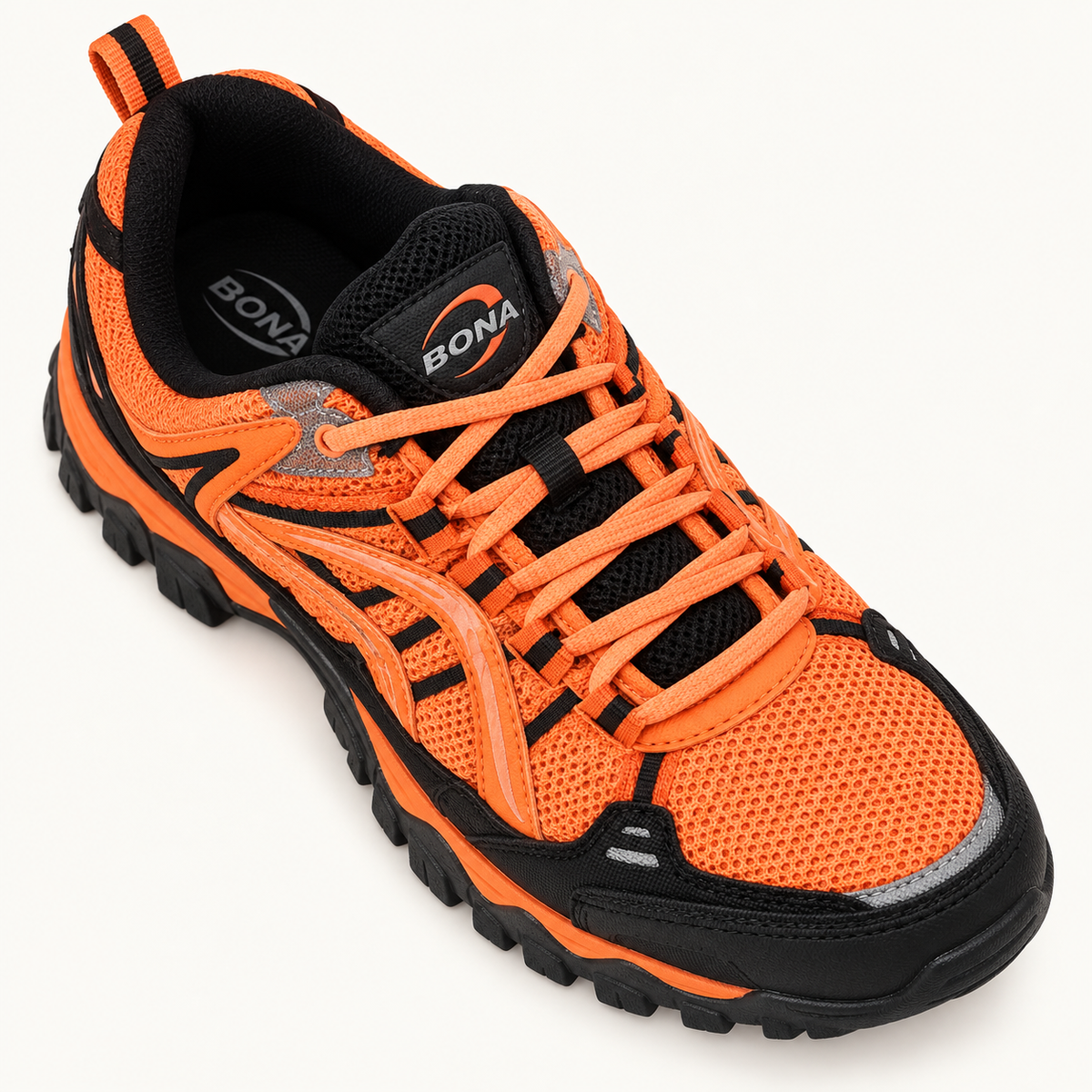 Chaussure randonnée orange – vue du chaussant et du laçage