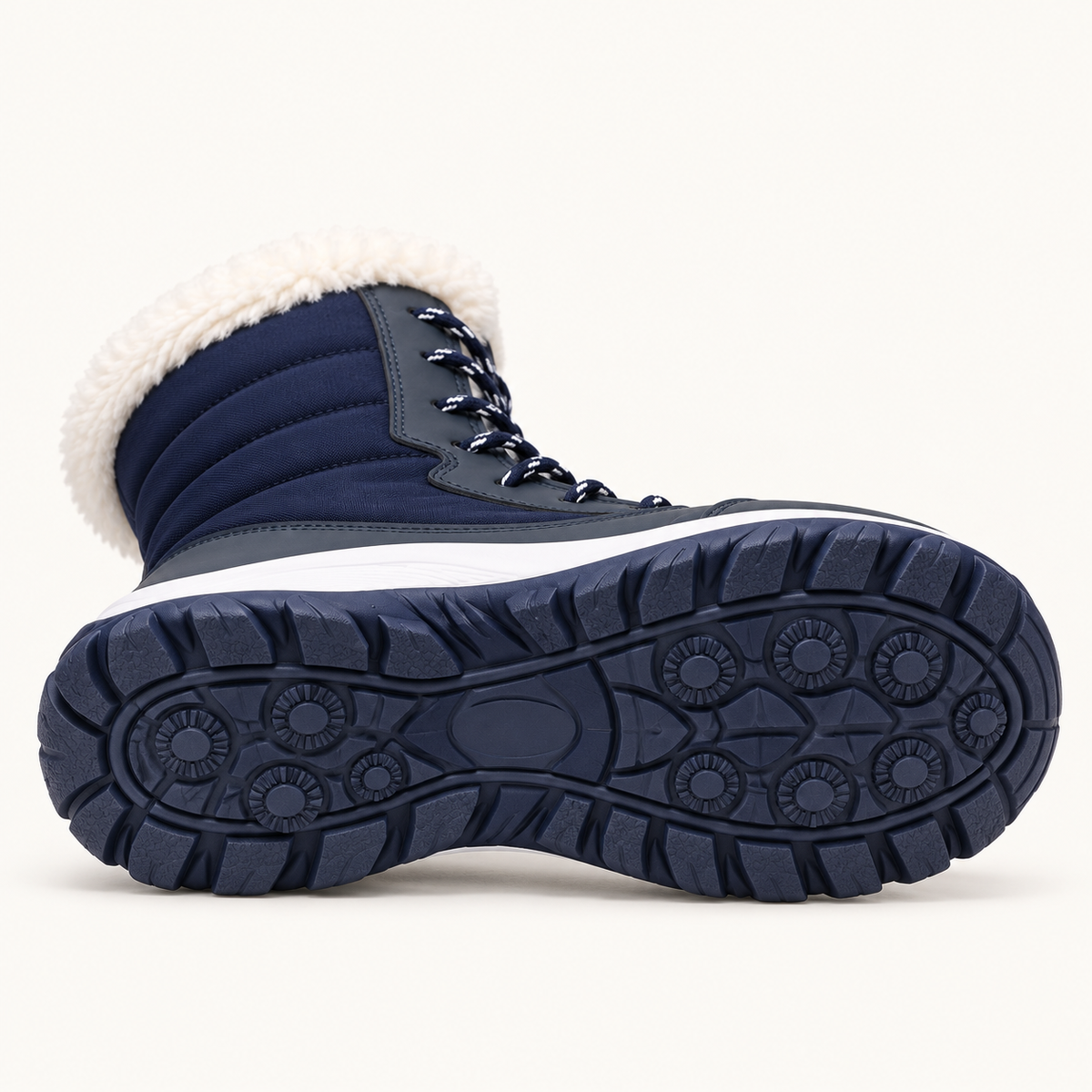 Botte randonnée neige femme bleu marine couchée avec semelle entièrement visible