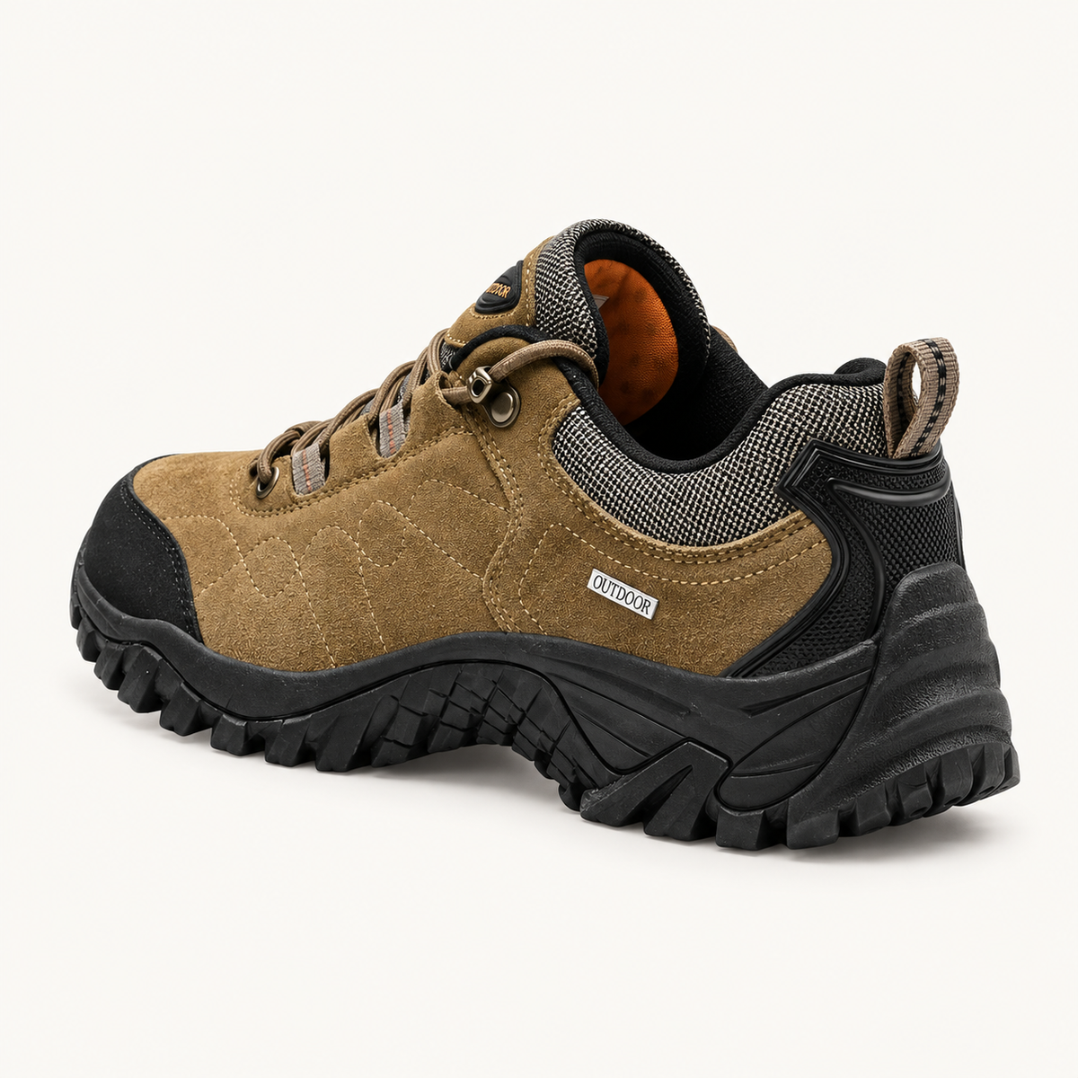 Chaussure basse randonnée marron vue arrière avec tirette, col et coque de talon
