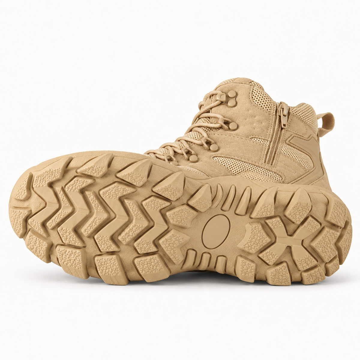 Chaussure cuir haute randonnée beige couchée sur le côté avec semelle entière attachée face caméra