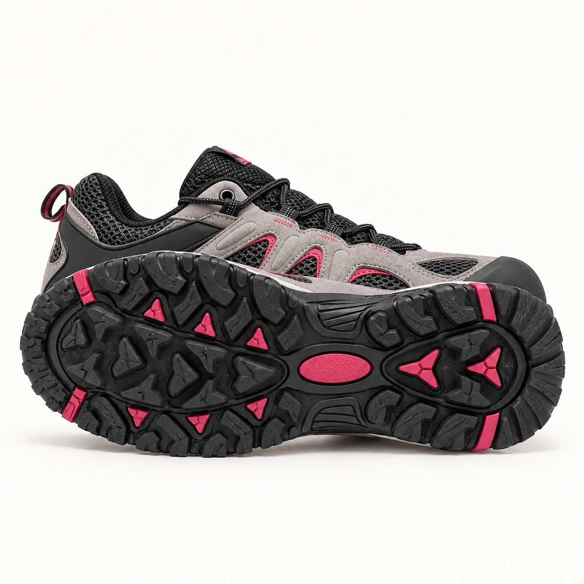 Chaussure randonnée basse imperméable femme grise couchée avec semelle entièrement visible