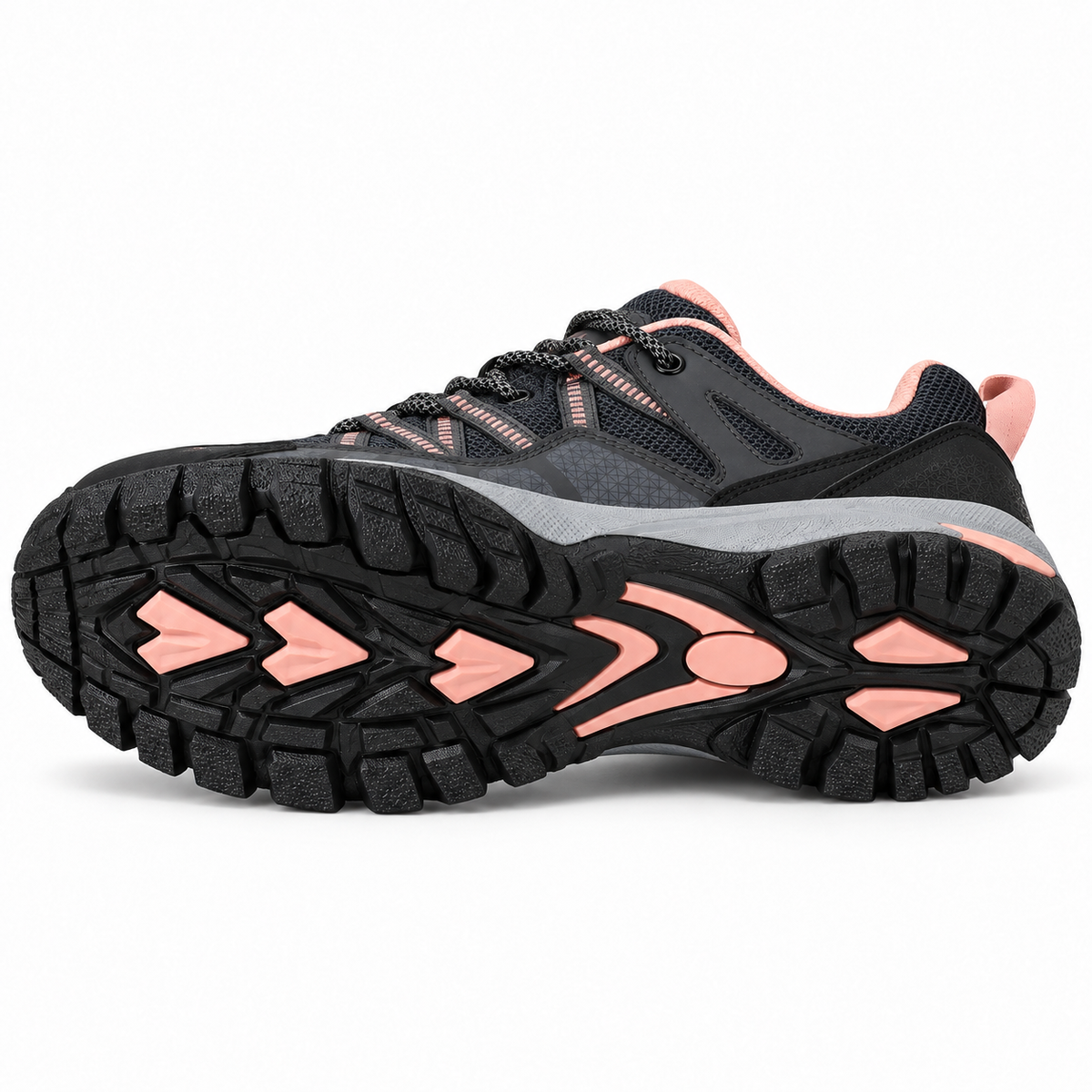 Chaussure randonnée femme vegan noire couchée avec semelle crantée entièrement visible