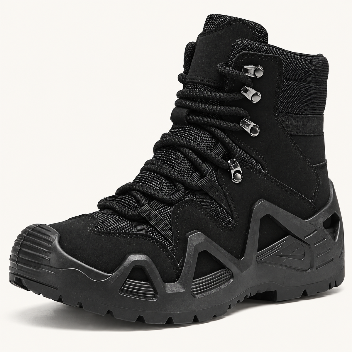 Chaussure randonnée montante noire – détail du pare-pierre et de la structure latérale