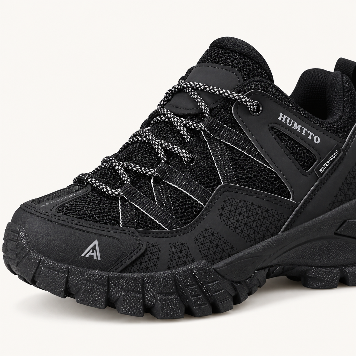 Chaussure randonnée noire basse – détail du pare-pierre et des renforts latéraux