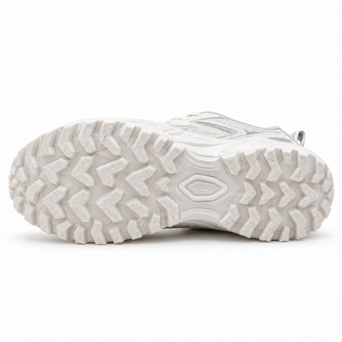 Chaussures randonnée femme blanc – semelle crantée attachée vue en oblique