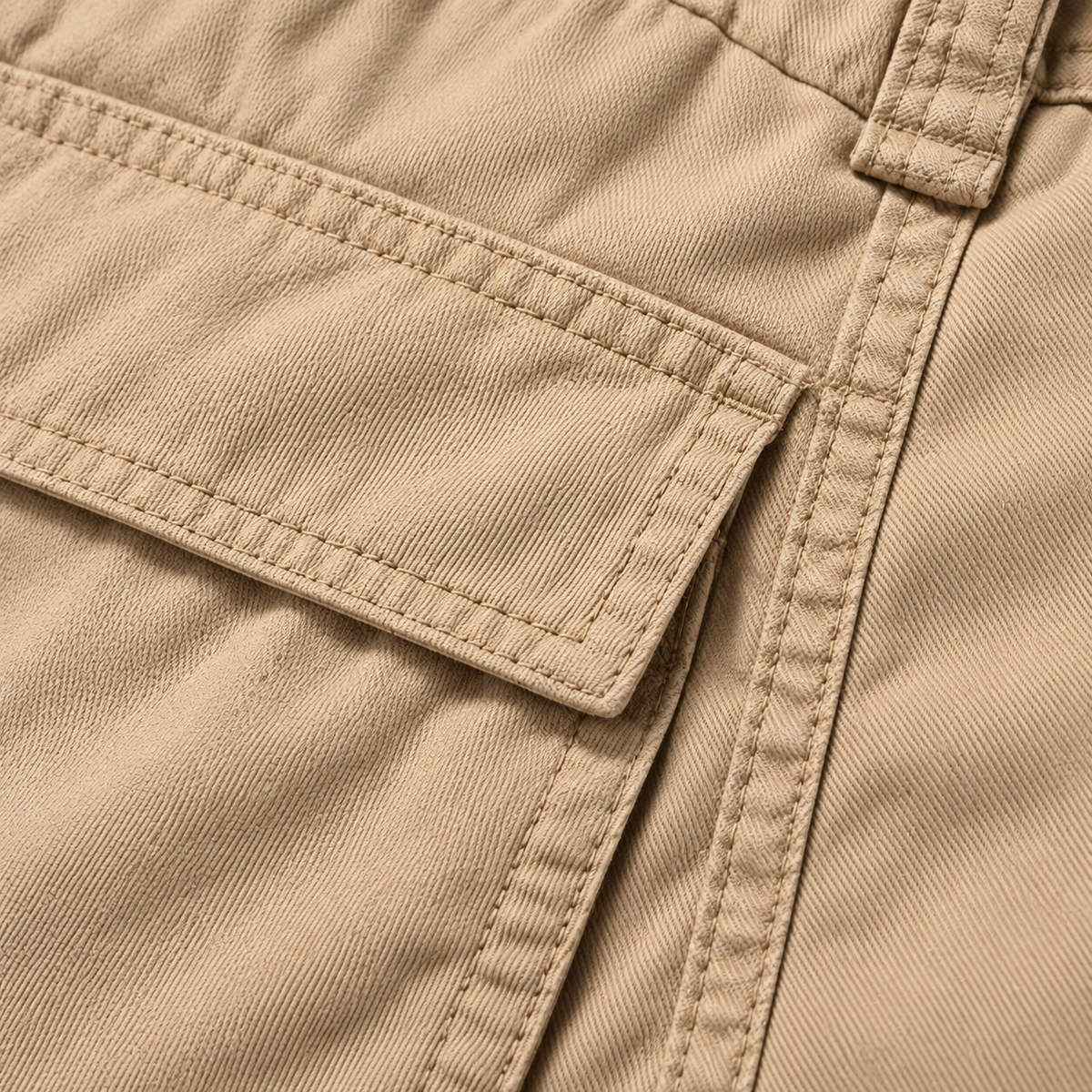 Texture coton et coutures du pantalon randonnée homme beige clair