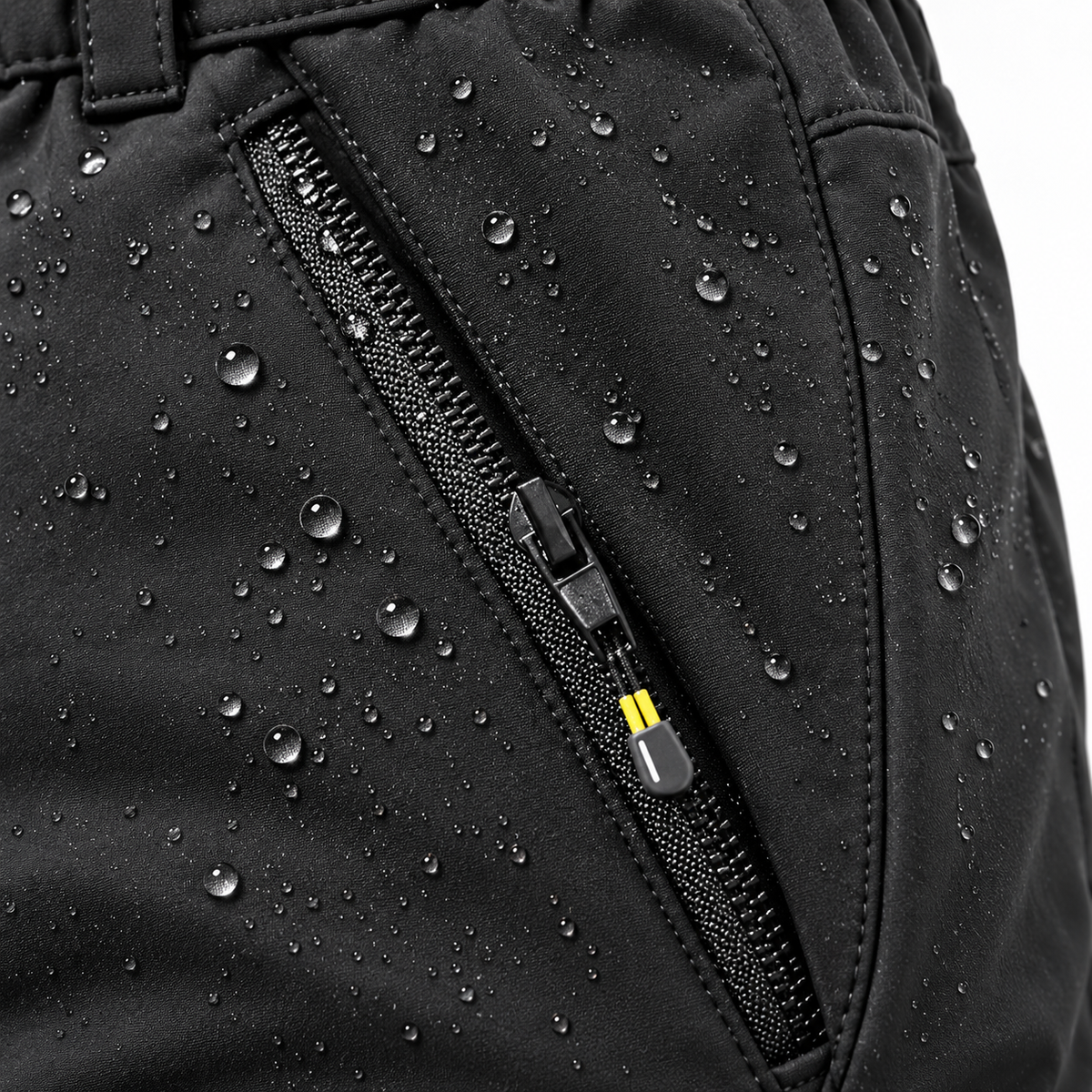 Sur pantalon imperméable randonnée noir — gouttes perlantes sur le tissu