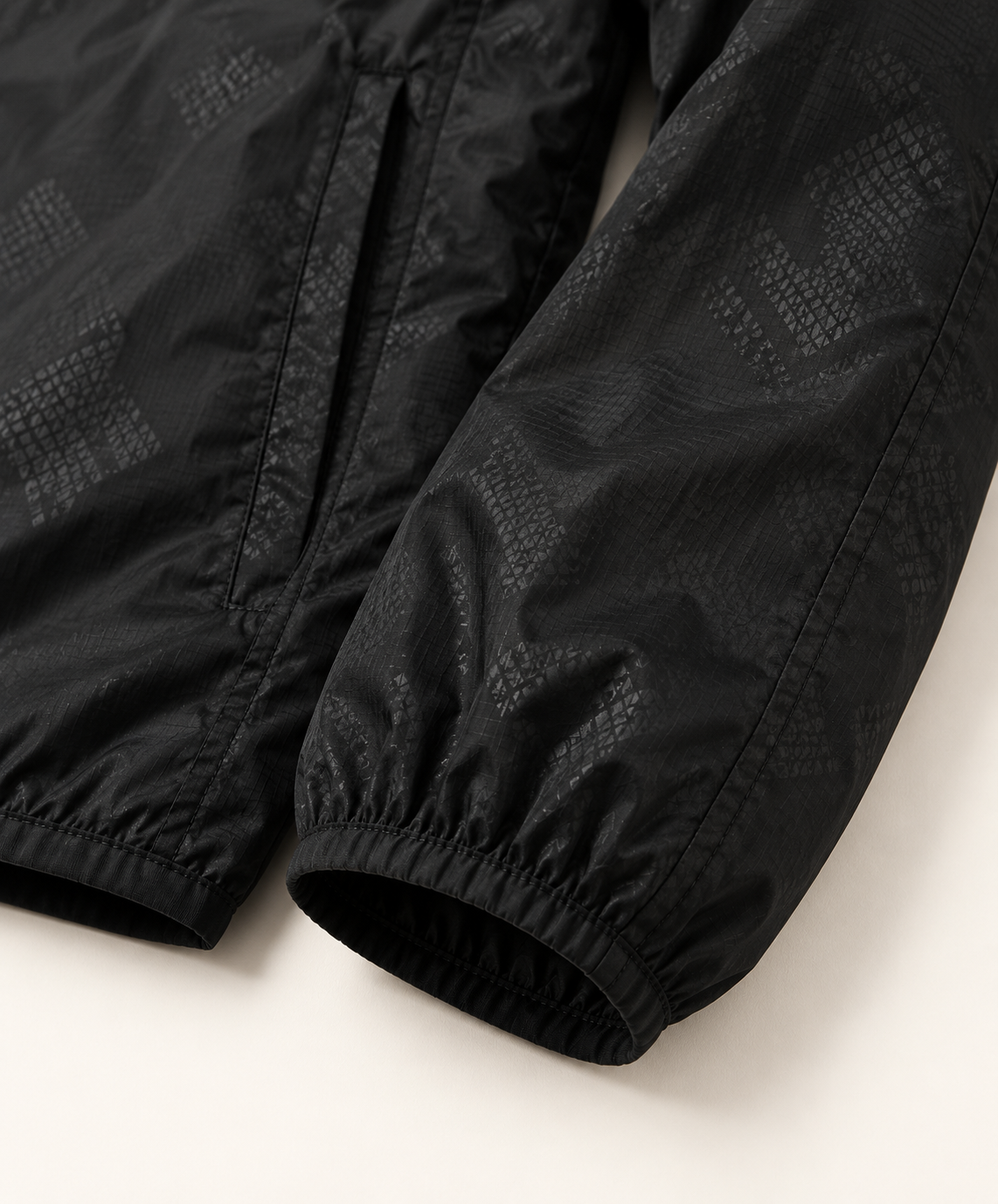 Veste randonnée noire homme – détail poignet et matière