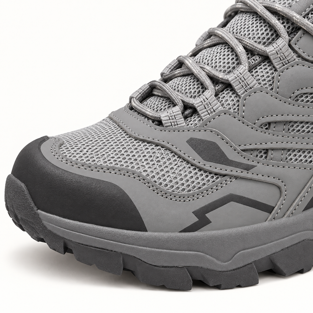 Chaussure d’approche randonnée grise en détail avec mesh et pare-pierres avant