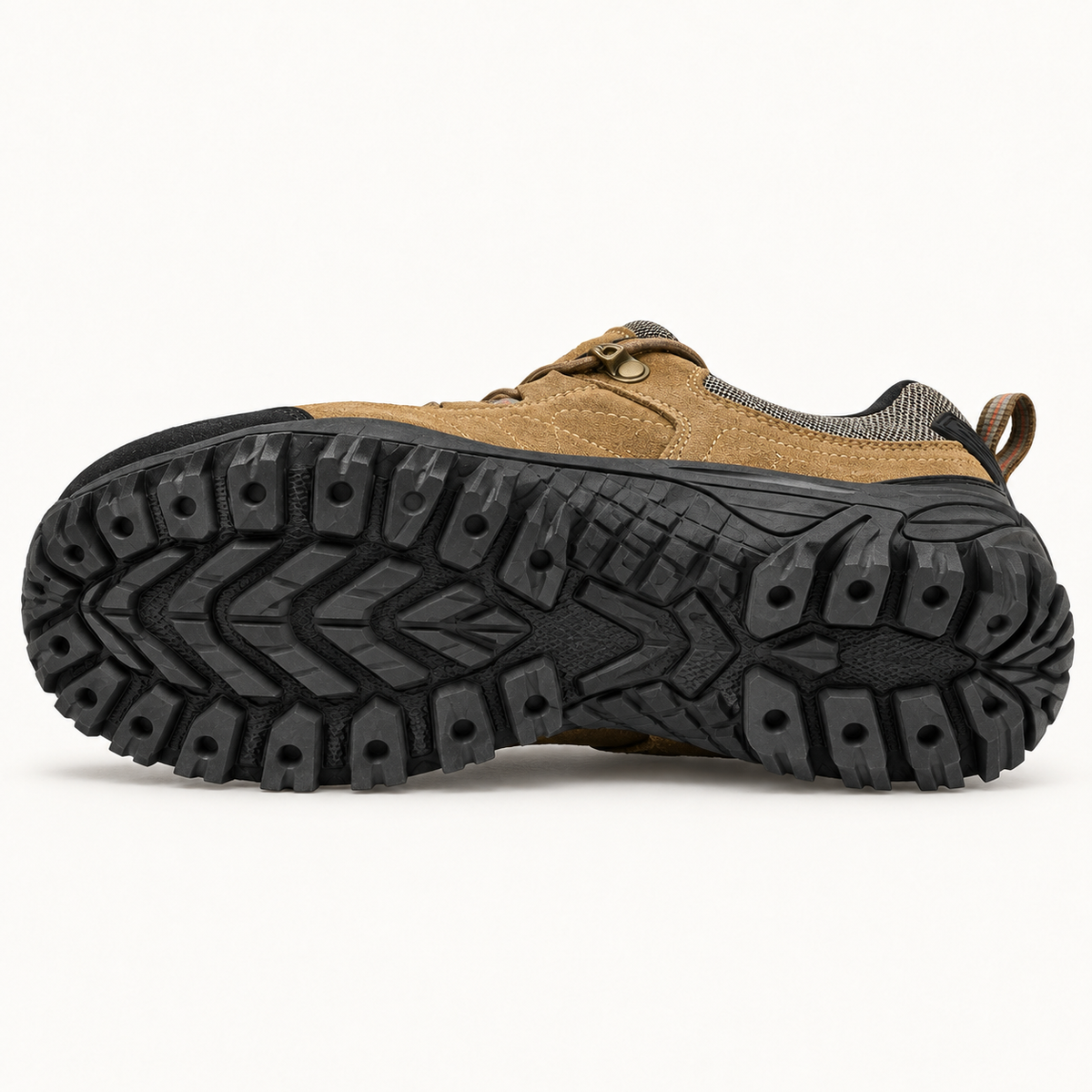 Chaussure basse randonnée marron complète avec semelle crantée attachée vue en angle oblique