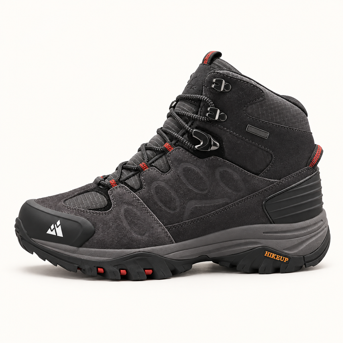 Chaussure chaude et imperméable de randonnée gris foncé avec touches rouges sur fond blanc chaud