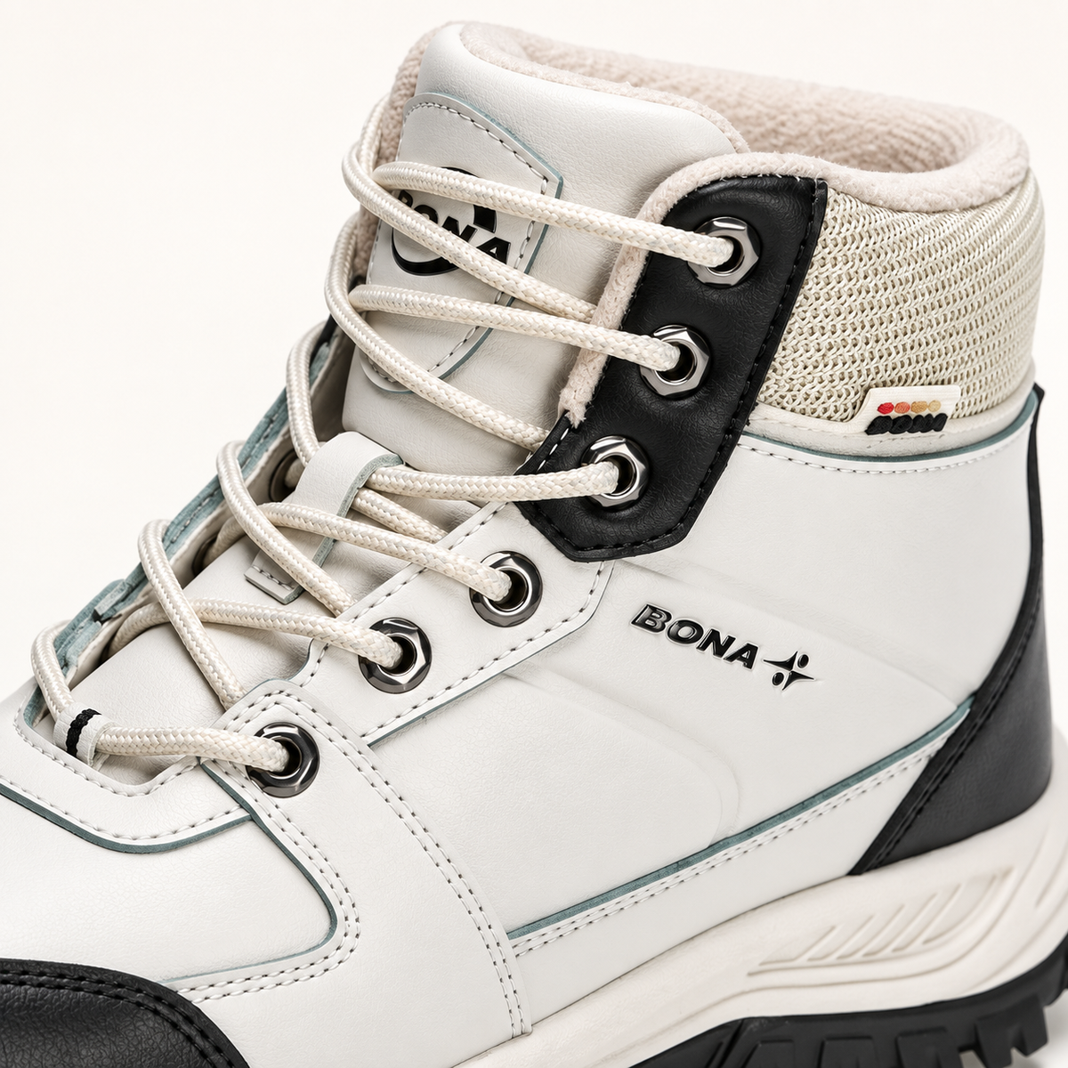 Col et laçage de la chaussure randonnée homme blanc