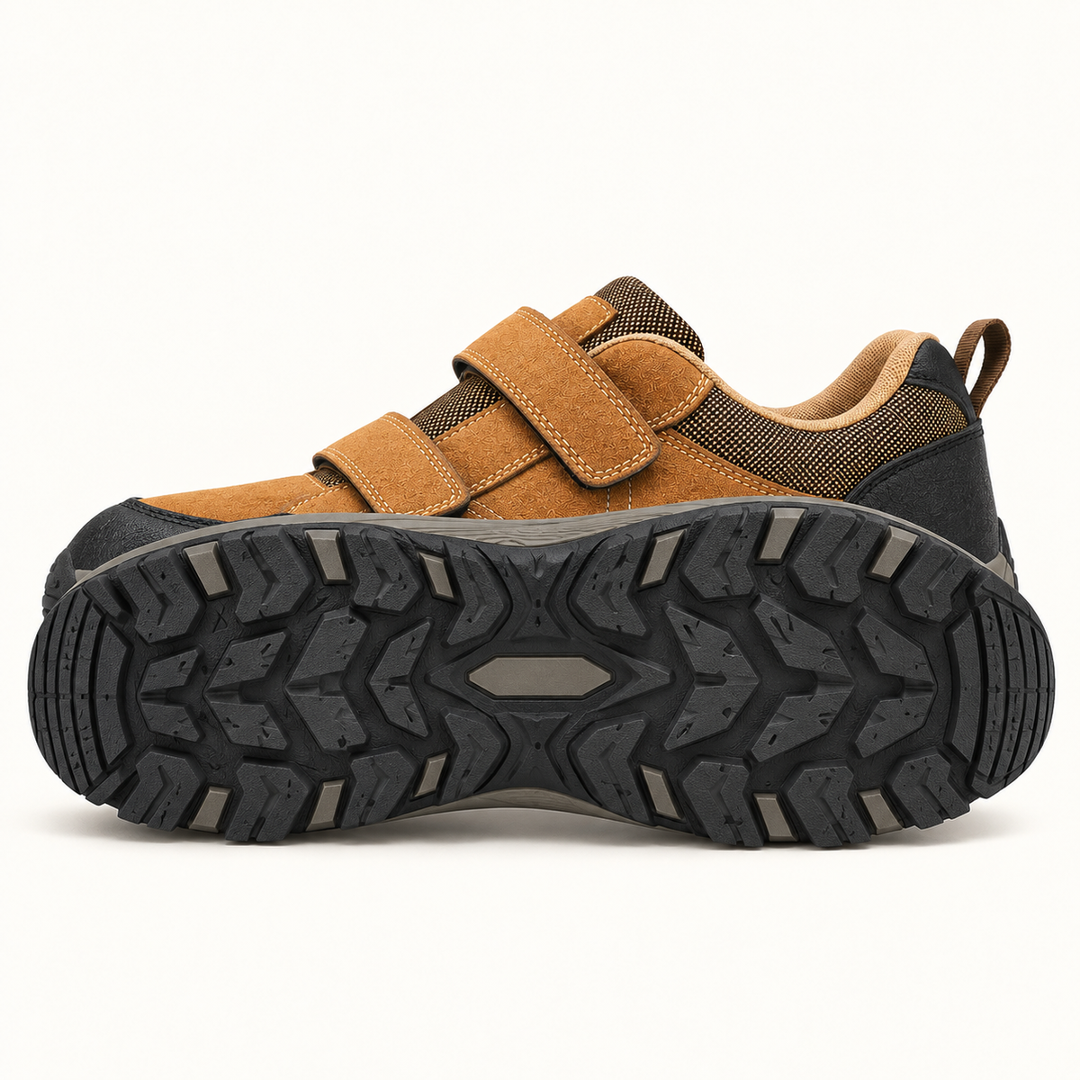 Chaussure de randonnée avec scratch kaki posée sur le côté avec semelle entière