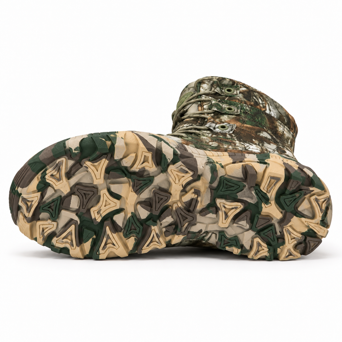 Chaussure randonnée camouflage couchée sur le côté montrant toute la semelle attachée