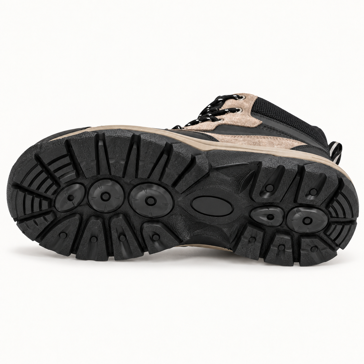 Chaussure randonnée grande taille beige couchée sur le côté montrant toute la semelle attachée