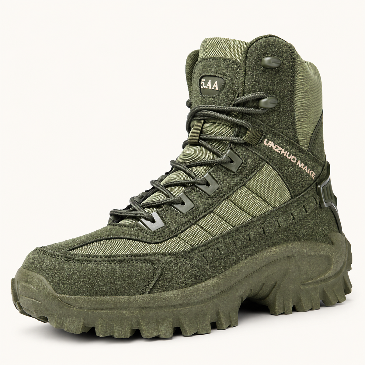 Chaussure randonnée jungle verte – vue trois-quarts sur fond blanc chaud