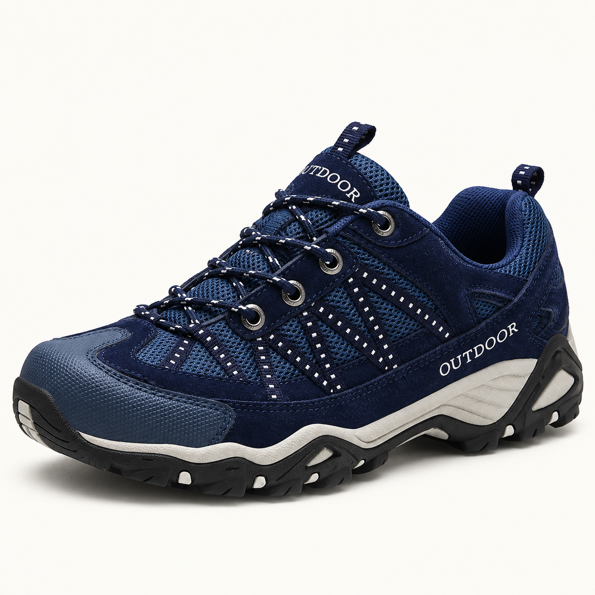 Chaussure randonnée légère et polyvalente bleu marine sur fond blanc