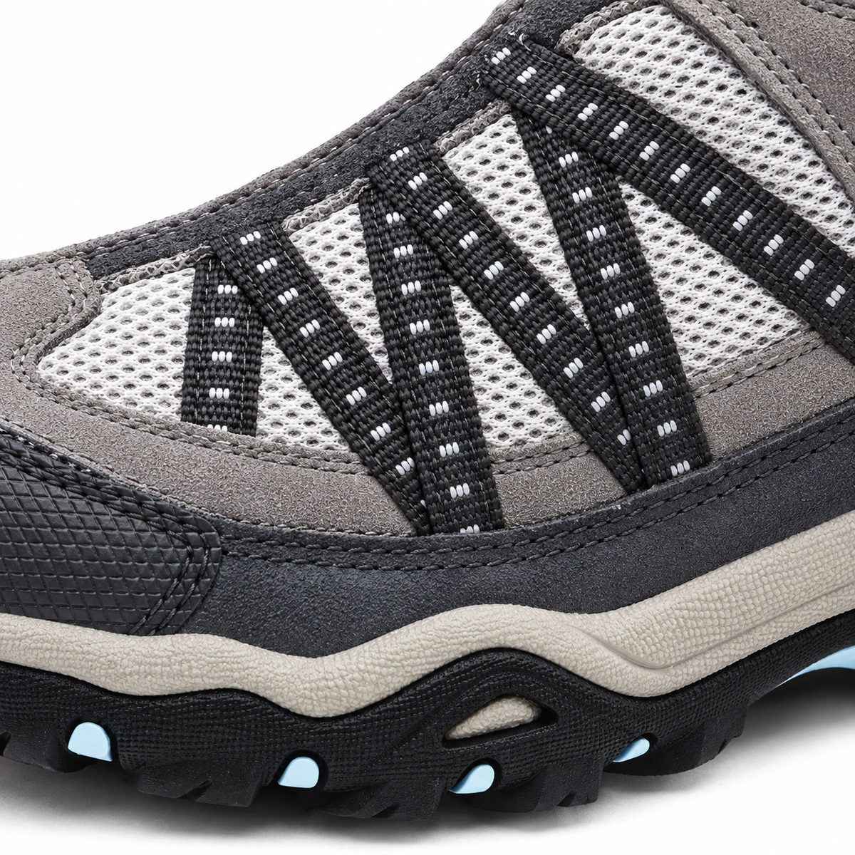 Détail de la maille blanche et des bandes noires de la chaussure randonnée grise
