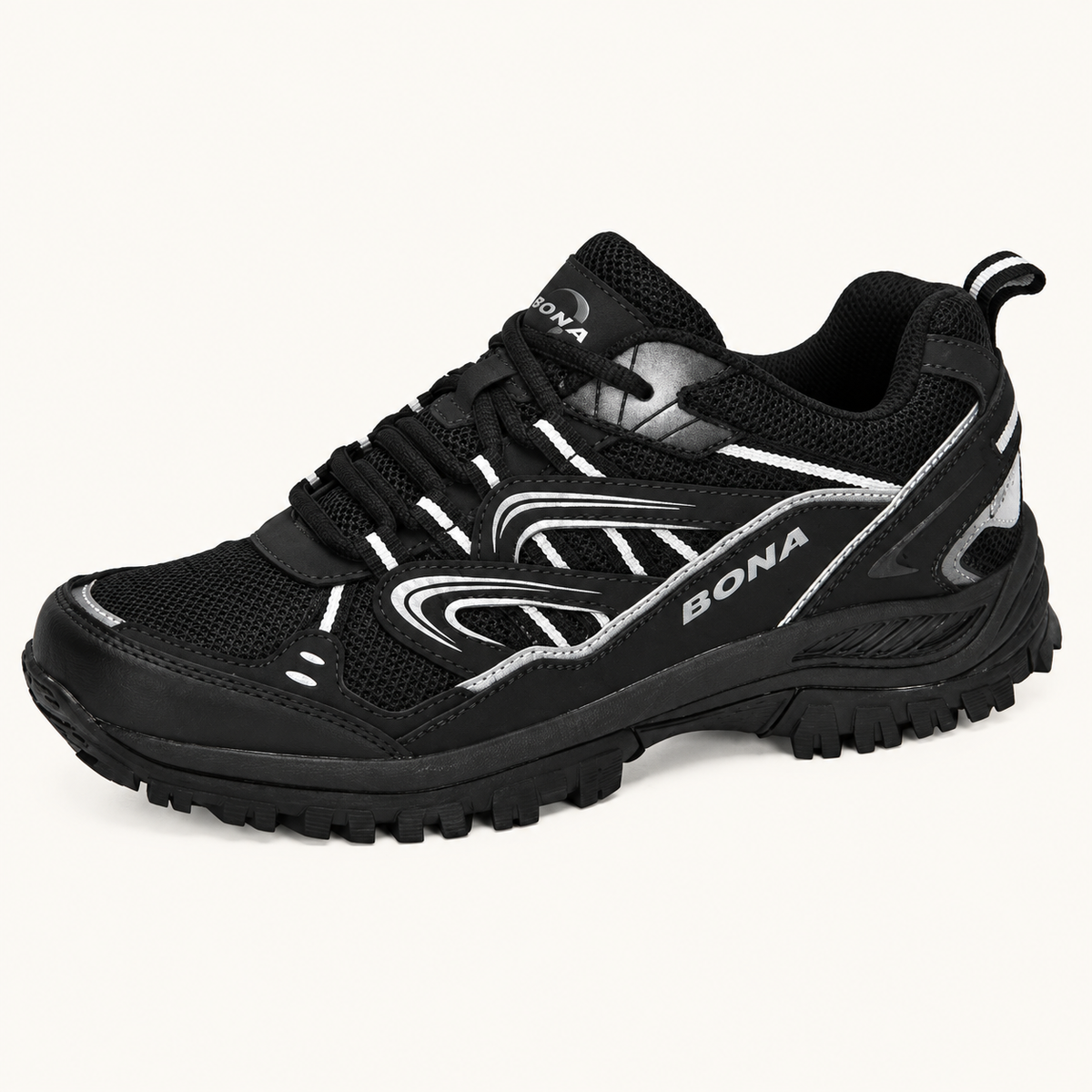 Chaussure randonnée noire – vue trois-quarts sur fond blanc chaud