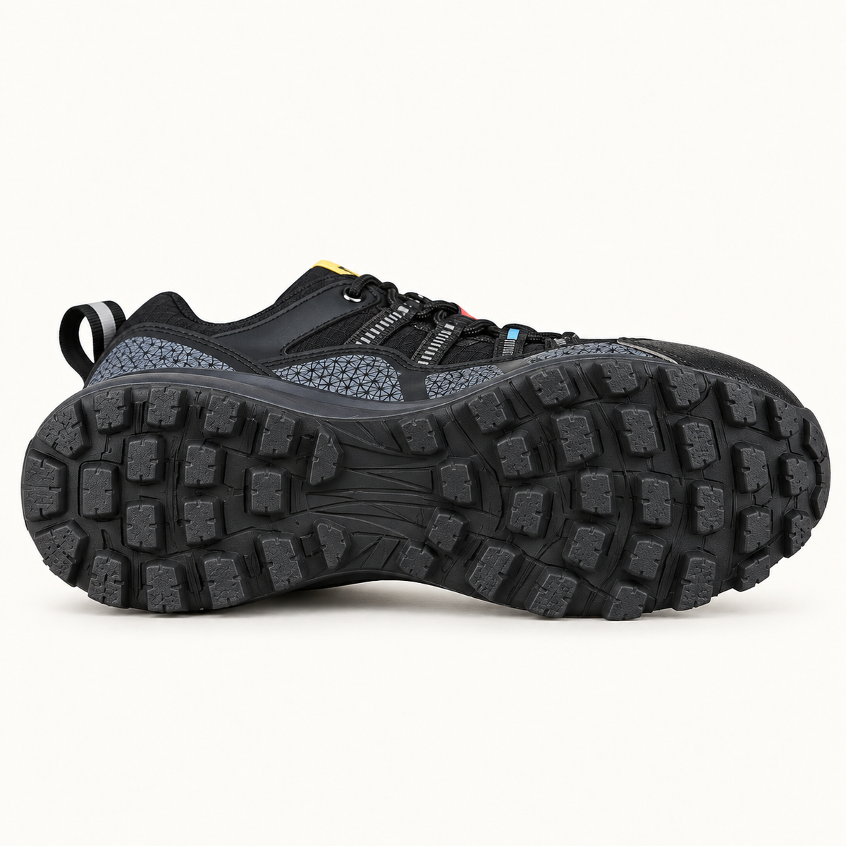 Chaussure randonnée rapide Noire complète – semelle crantée vue en angle oblique