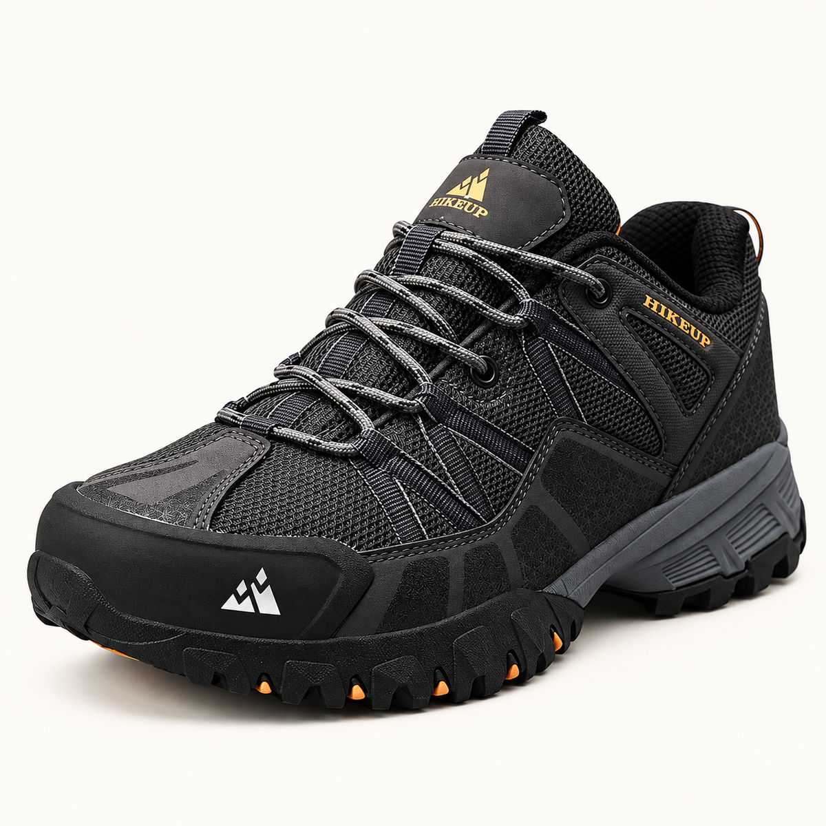 Chaussure randonnée toute saison noire – vue trois-quarts sur fond blanc chaud