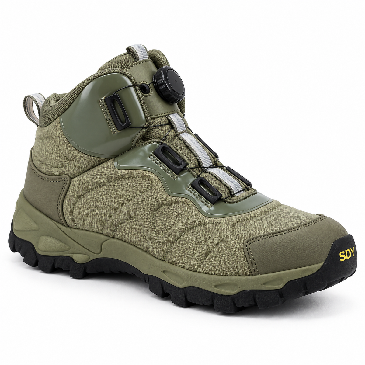 Chaussure style randonnée homme verte avec serrage à molette sur fond blanc chaud