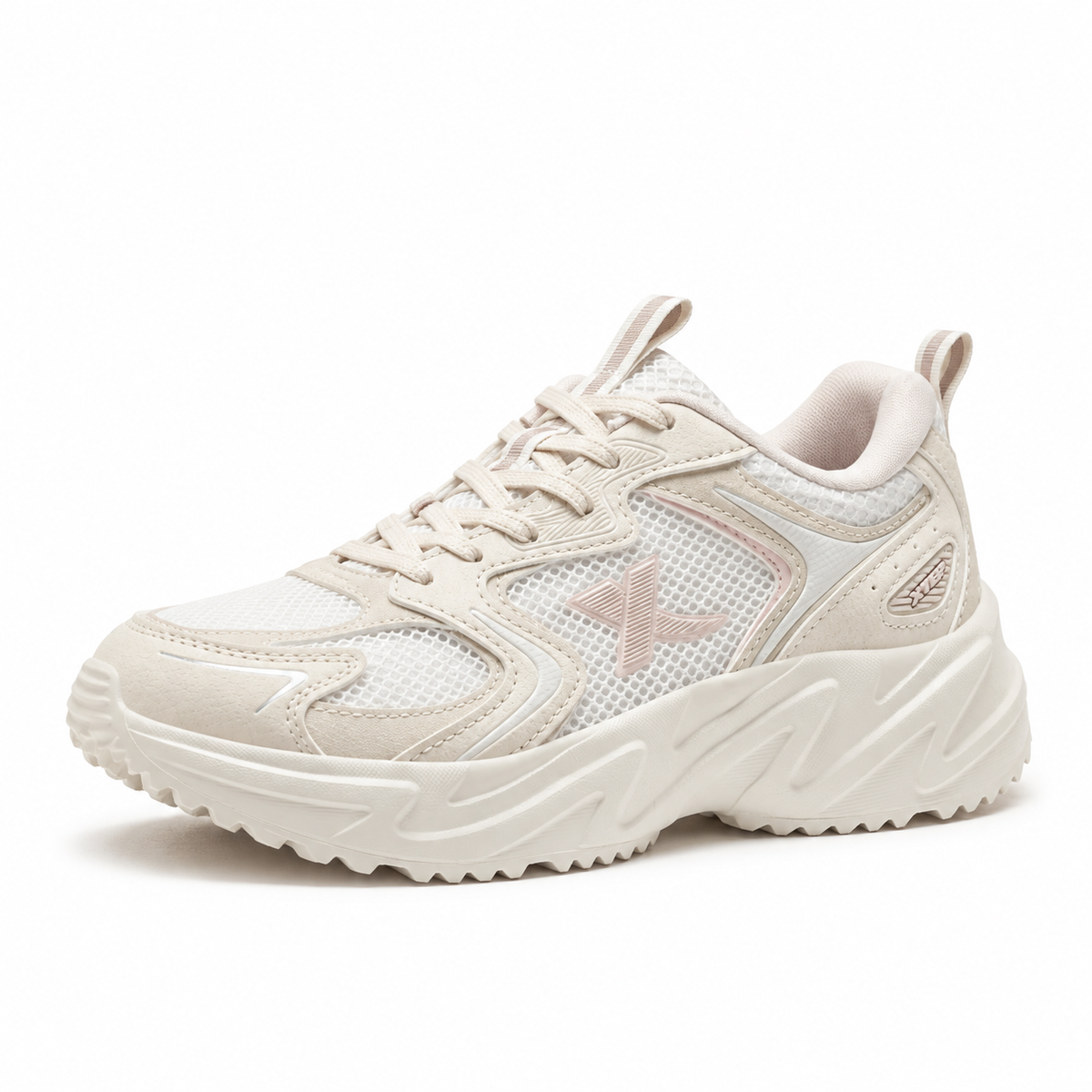 Chaussures randonnée femme rose – vue trois-quarts sur fond blanc chaud