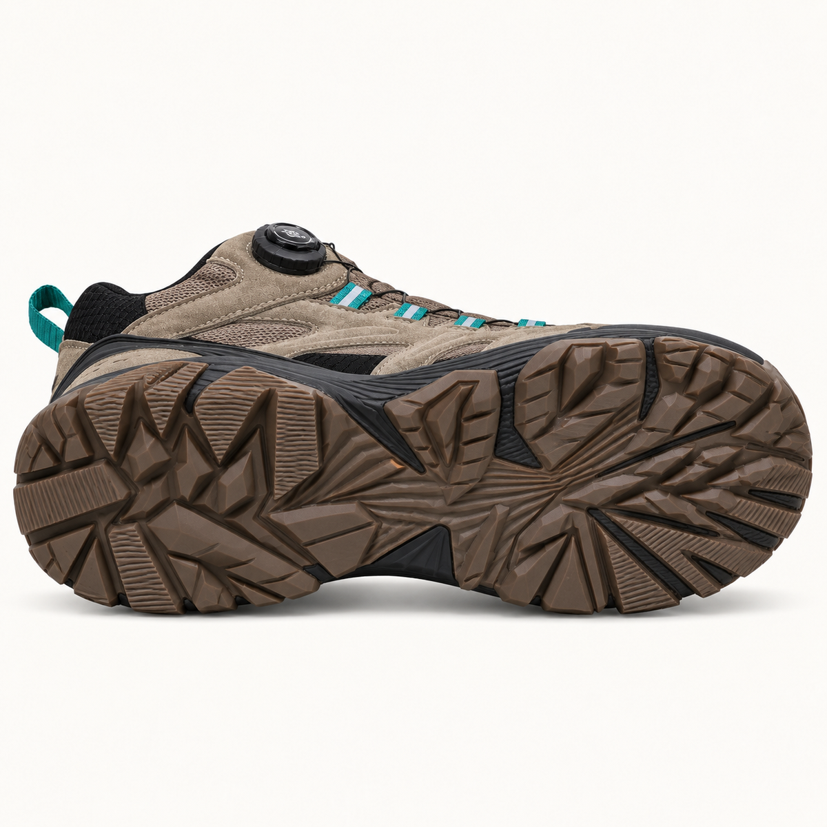Chaussure randonnée pour pieds fins couchée sur le côté montrant toute la semelle attachée