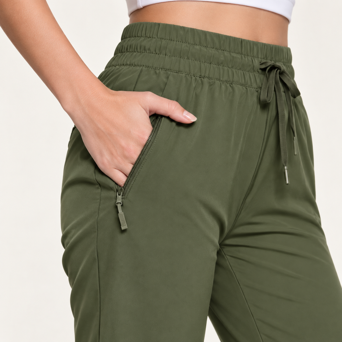 Poche latérale zippée du pantalon randonnée déperlant femme vert militaire