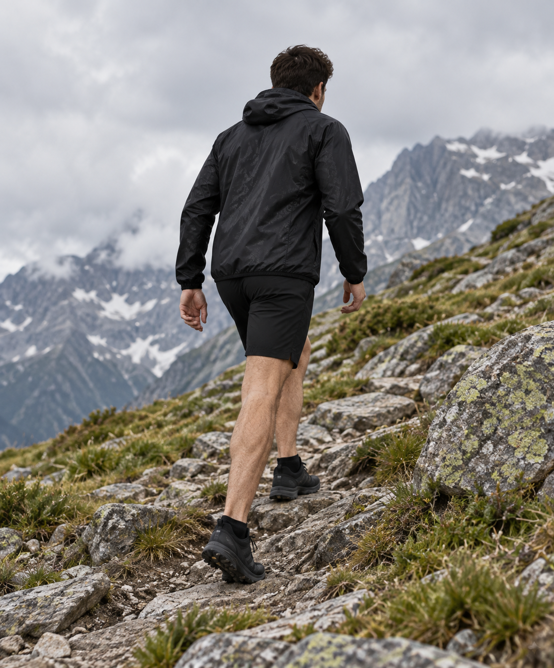 Veste randonnée noire homme portée sur sentier alpin
