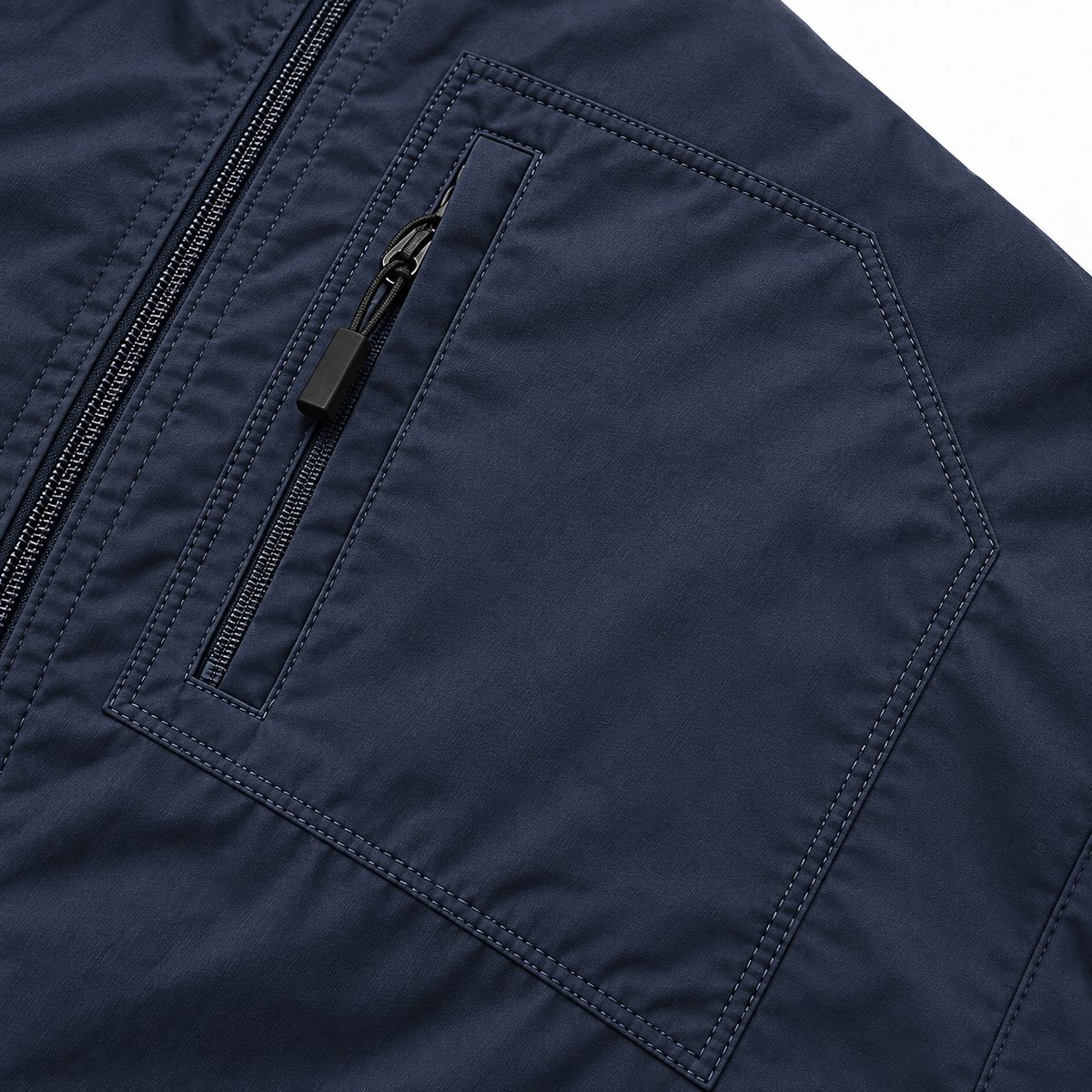 Veste randonnée respirante homme bleue – détail de la poche poitrine