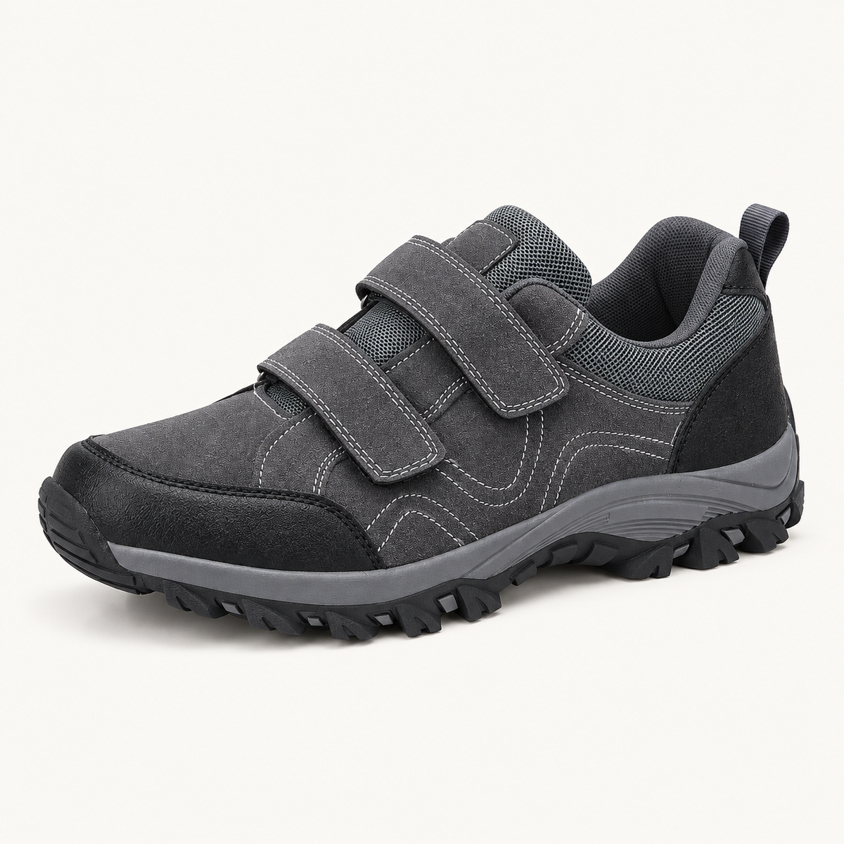 Chaussure de randonnée grise avec deux scratchs sur fond blanc chaud