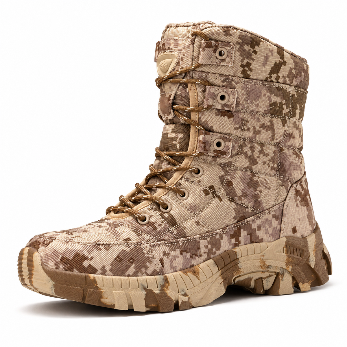 Chaussure randonnée camouflage beige – vue trois-quarts sur fond blanc